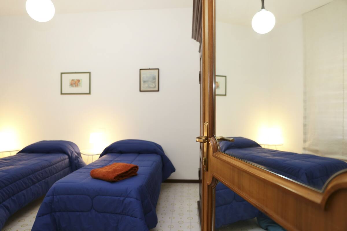 Habitación con 1 cama matrimonial o 2 individuales (Giuseppe) | 1 habitación, ropa de cama de alta calidad y escritorio