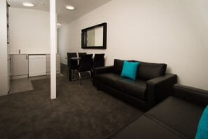 Premier Suite, 2 Bedrooms | Ruang tamu | TV skrin rata, pemain DVD 