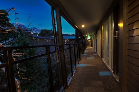 Signature Executive Studio, 1 King Bed | Garden view