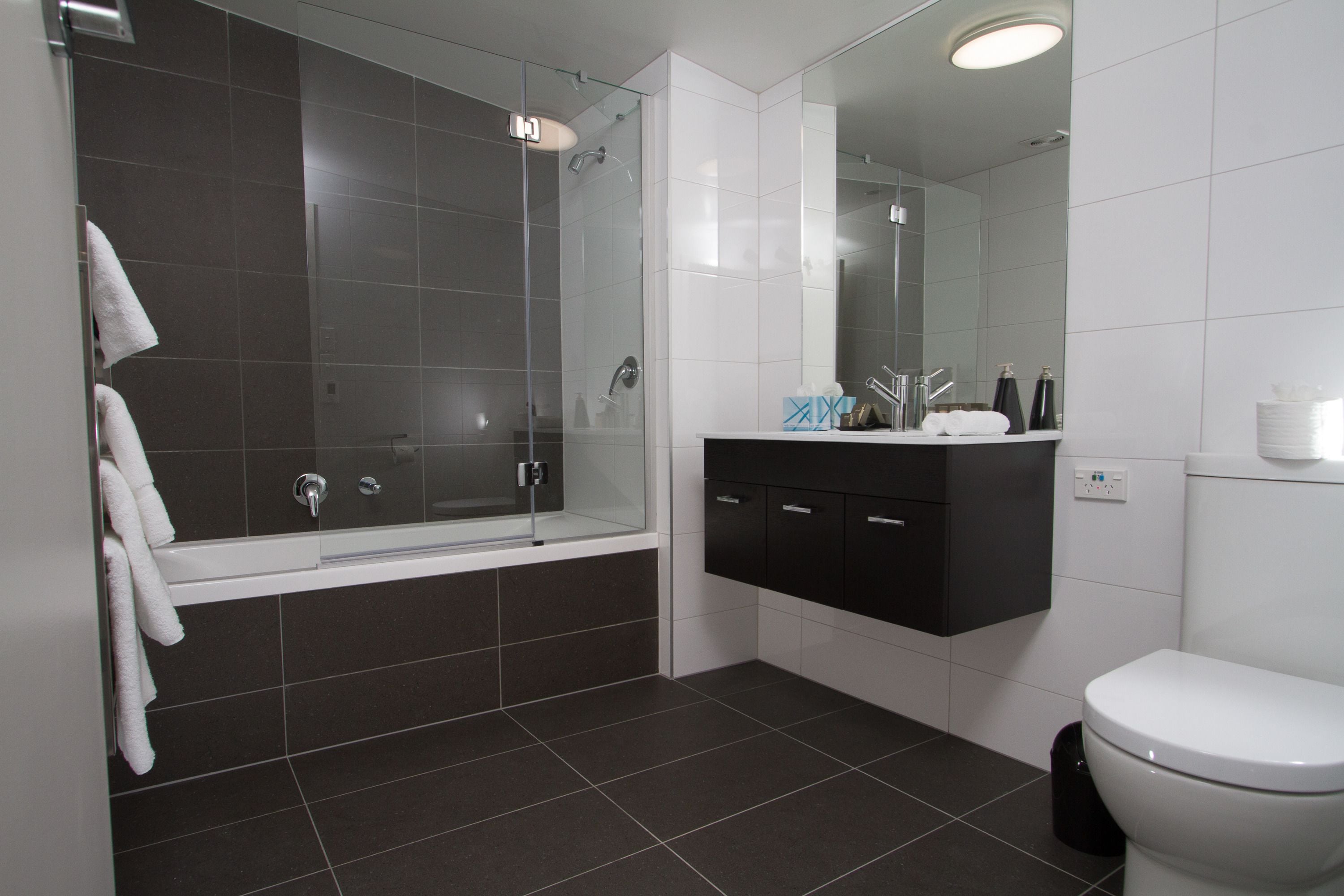 Monolocale Luxury | Bagno | Set di cortesia gratuito, asciugacapelli, pantofole, asciugamani