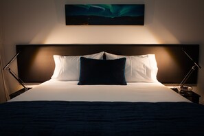Luxe beddengoed, pillowtop-bedden, een bureau, verduisterende gordijnen