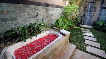 Toalettartikler (inkludert), badekåper, bidé og håndklær