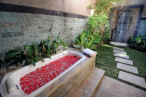 Perlengkapan mandi gratis, jubah mandi, kloset, dan handuk