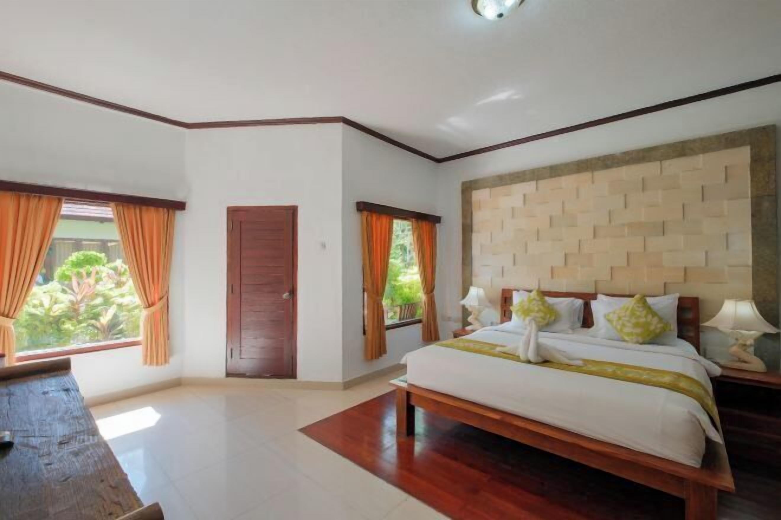 Minibar, desk, free WiFi, bed sheets