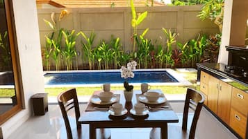 One Bedroom Pool Villa | Khu ăn uống | Phục vụ bữa sáng, bữa trưa, bữa tối, món ăn mang phong cách quốc tế