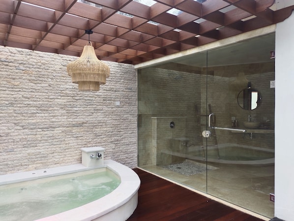 Vila, 1 kamar tidur, jet tub | Kamar mandi | Perlengkapan mandi gratis, jubah mandi, kloset, dan handuk