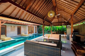 Two Bedroom Pool Villa | Coin séjour | Télévision LCD de 30 pouces avec chaßnes par cùble, télévision