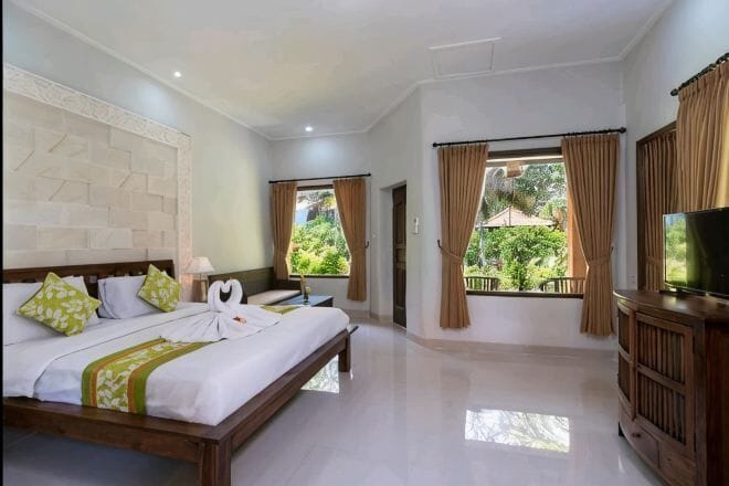 Minibar, desk, free WiFi, bed sheets