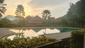 Una piscina al aire libre