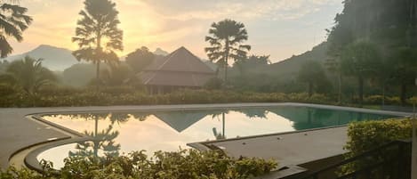 Una piscina al aire libre