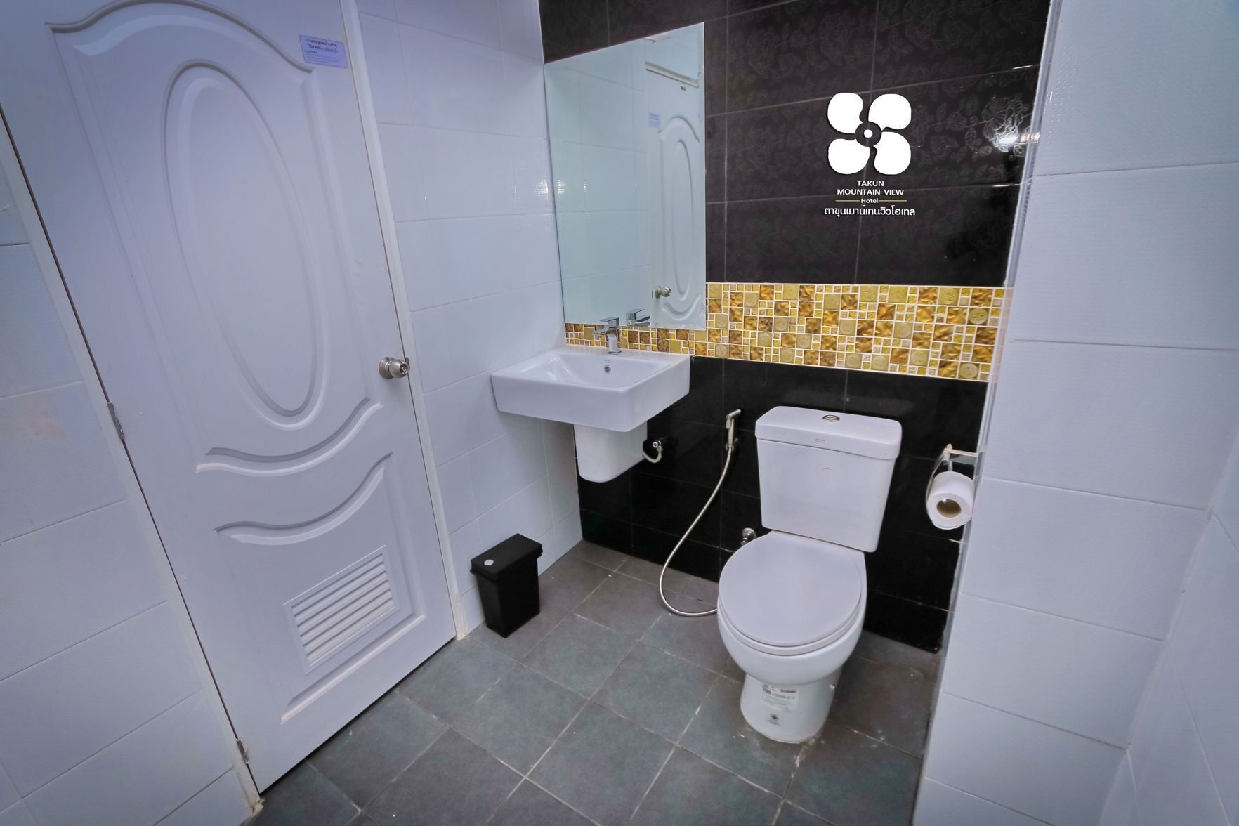 Bad | Dusj, regndusjhode, toalettartikler (inkludert) og hårføner