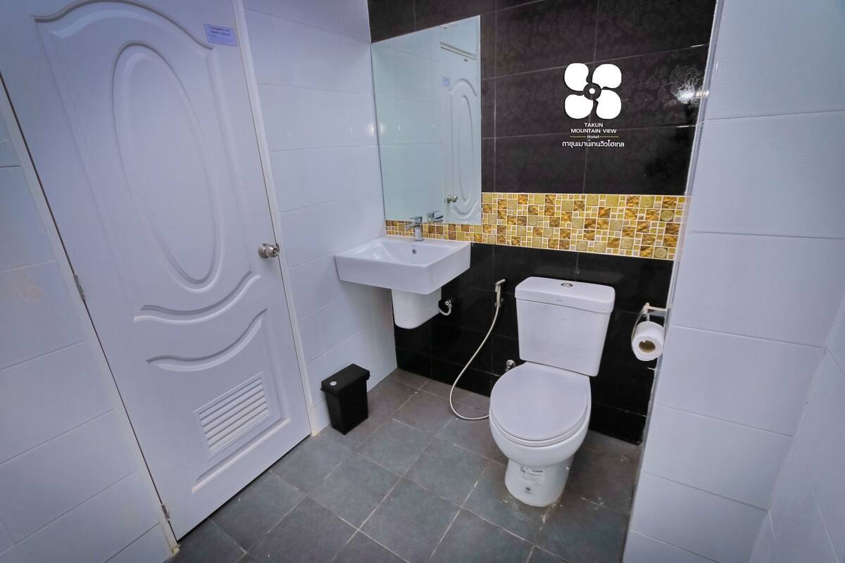 Bad | Dusj, regndusjhode, toalettartikler (inkludert) og hårføner