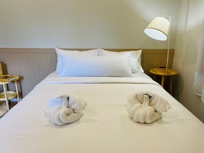 Standard Double Room | In-room safe, individually decorated, desk, laptop workspace - Takhun Mountain View Hotel (Ban Ta Khun)