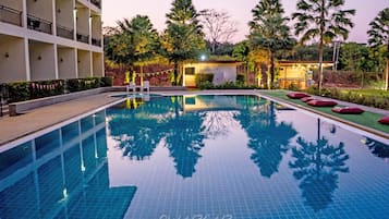 Una piscina al aire libre
