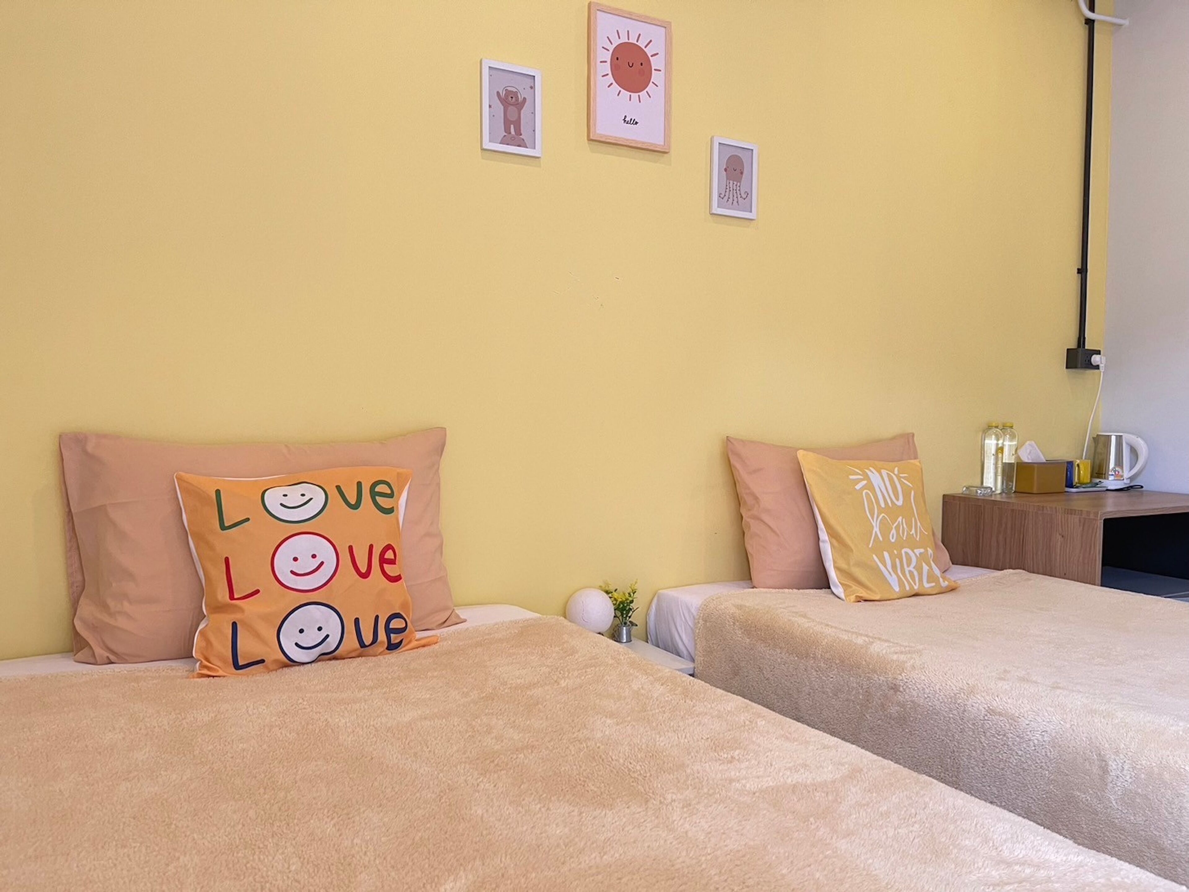 Sleepy Zone Twin Room | Una cassaforte in camera, con stile personalizzato, una scrivania