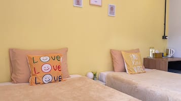 Sleepy Zone Twin Room | Una cassaforte in camera, con stile personalizzato, una scrivania