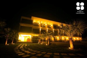 Facciata della struttura - sera/notte