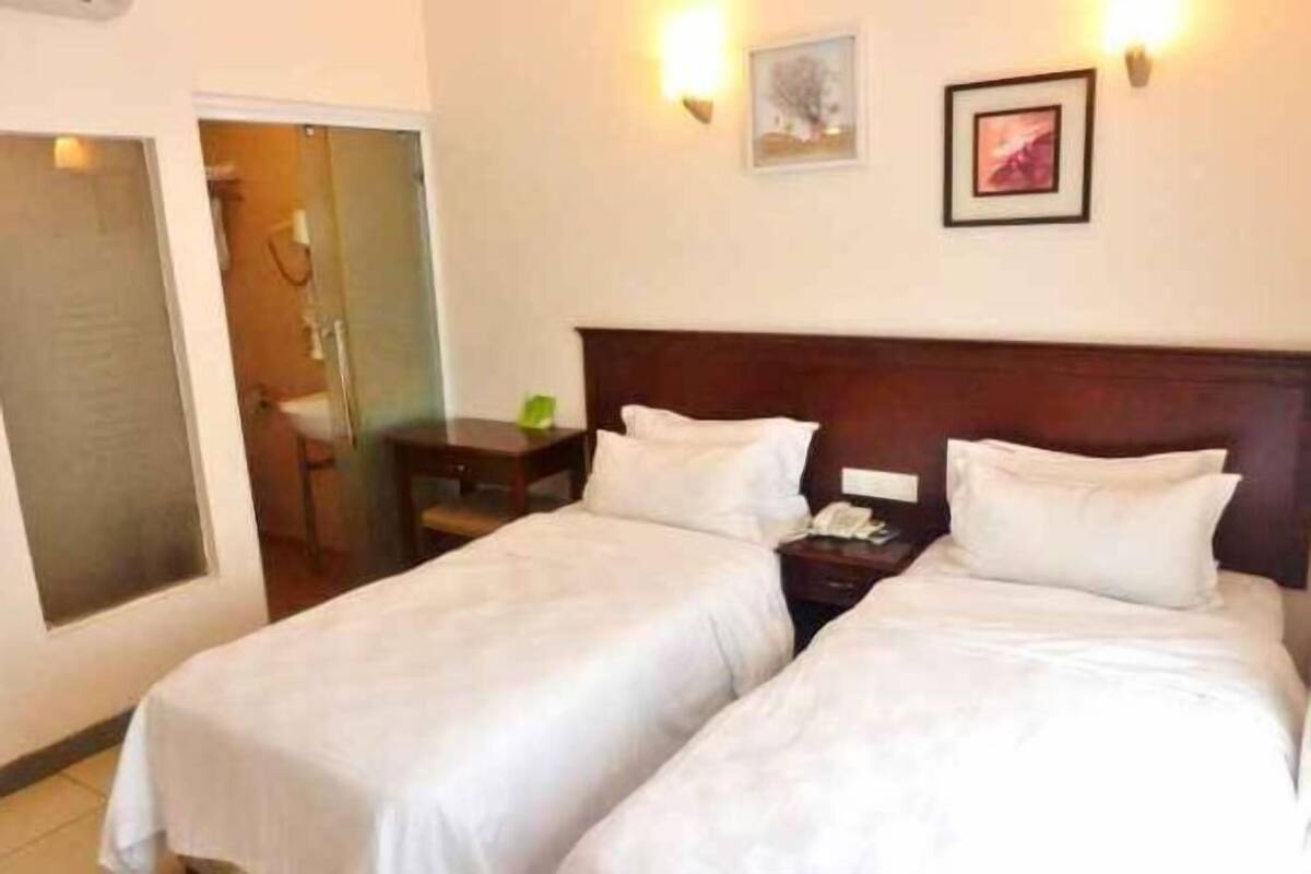 Premium bedding, desk, rollaway beds, free WiFi