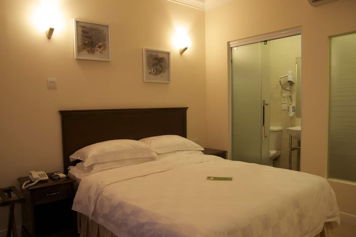 Superior Room, 1 Katil Ratu (Queen) | Peralatan tempat tidur premium, meja, katil lipat simpan/tambahan