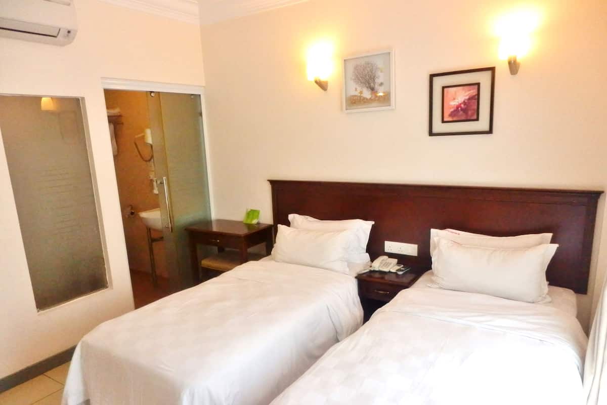 Deluxe Twin Room | Peralatan tempat tidur premium, meja, katil lipat simpan/tambahan