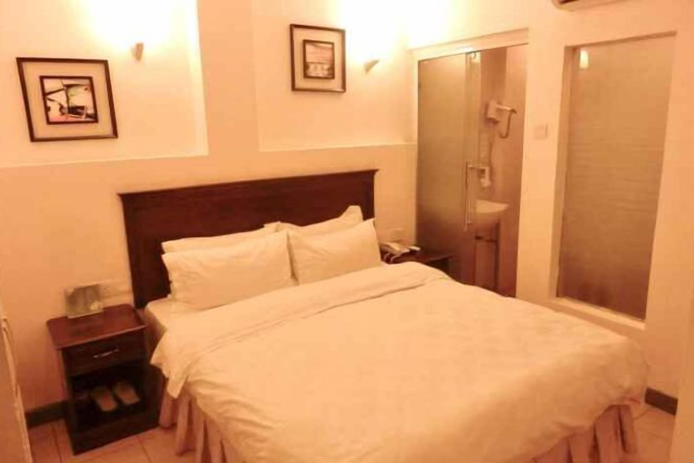 Ropa de cama de alta calidad, escritorio, camas extra y wifi gratis 