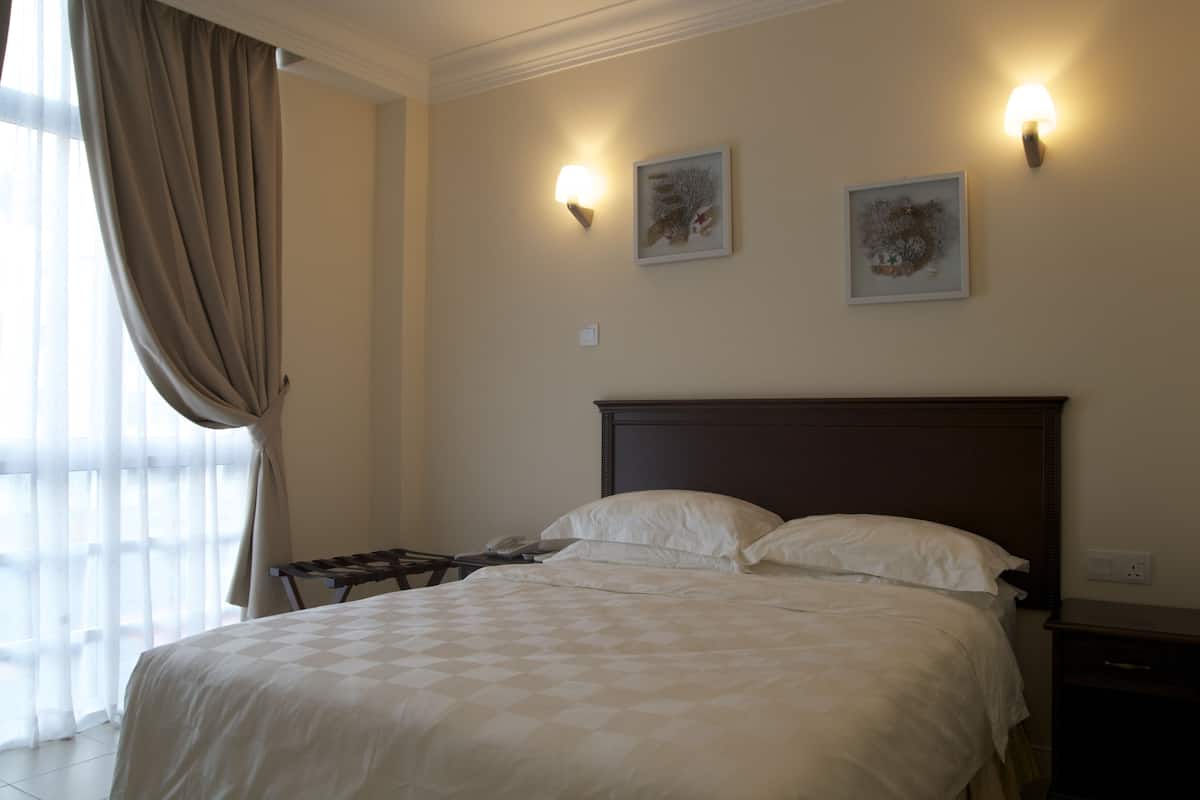 Deluxe Room, 1 Katil Ratu (Queen) | Peralatan tempat tidur premium, meja, katil lipat simpan/tambahan