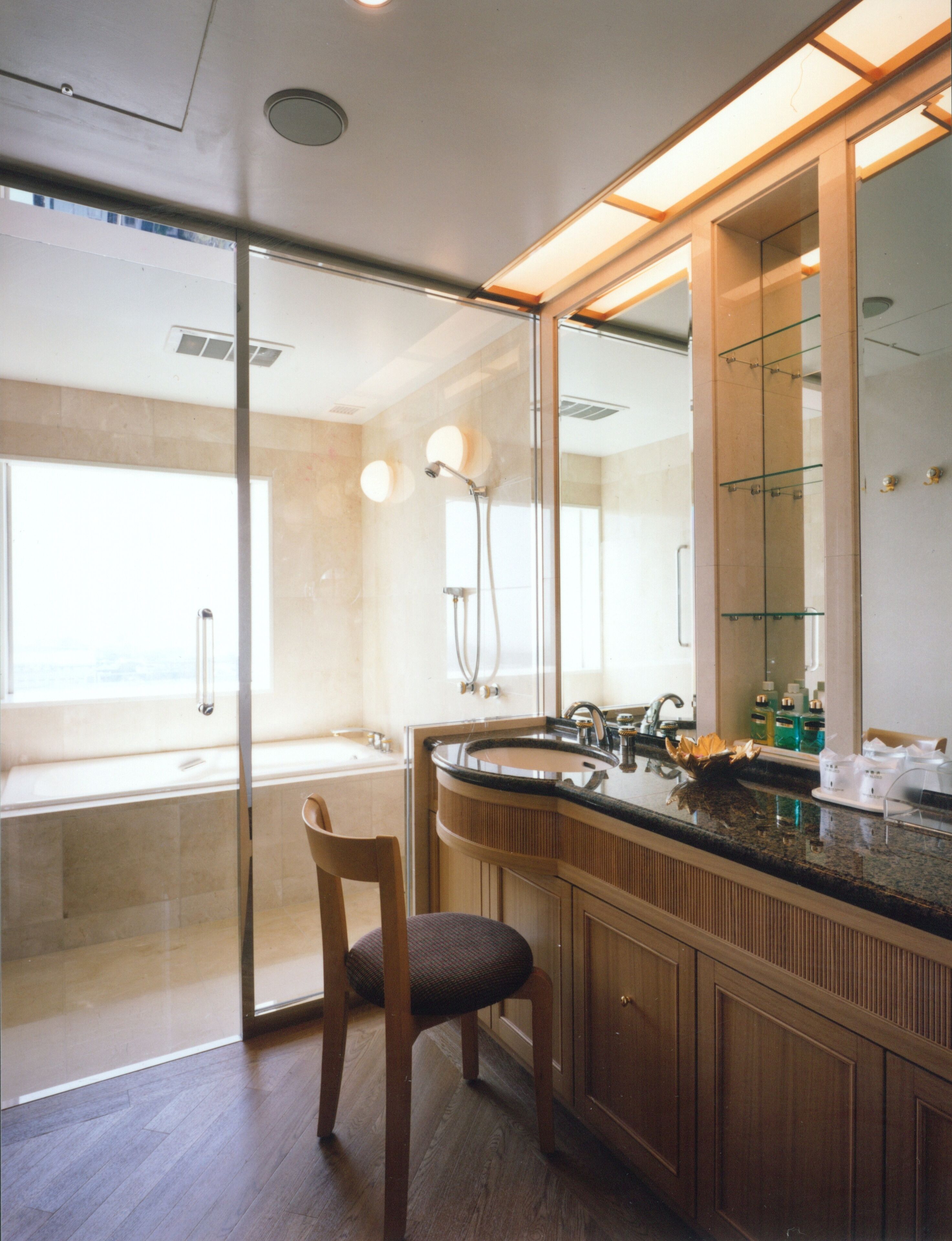 executive suite, smoking, sea facing | bathroom | combined shower/bathtub, deep-soaking bathtub, free toiletries