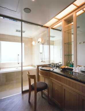 Executive Suite, Smoking, Sea Facing | Bathroom