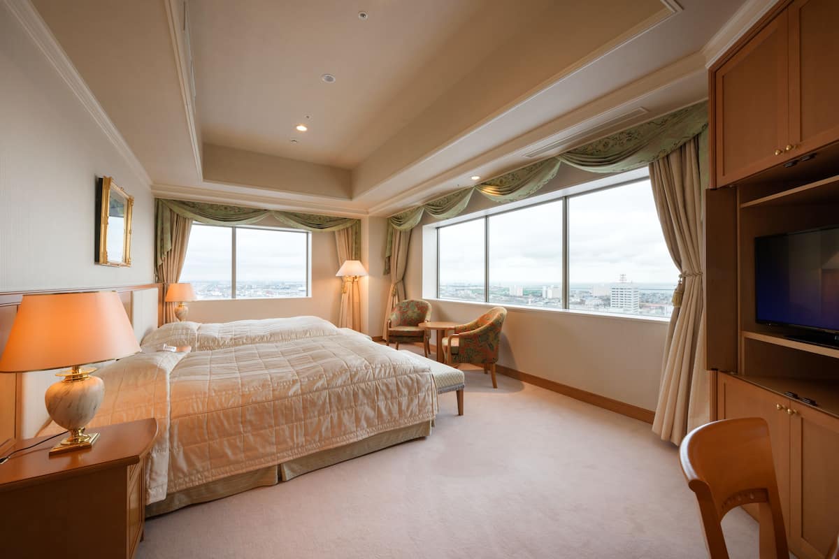 desk, laptop workspace, iron/ironing board, cots/infant beds