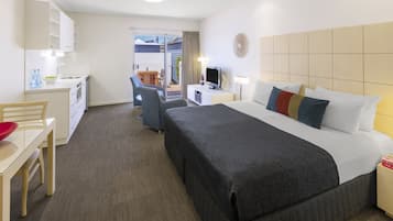 Standard Studio | In-room safe, desk, blackout curtains, iron/ironing board