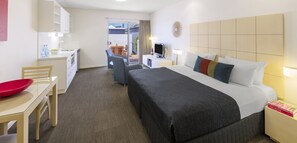 Estudio estándar | Caja de seguridad en la habitación, escritorio y cortinas blackout 