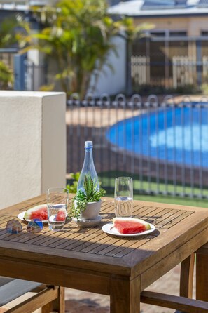One Bedroom Apartment | In-room safe, desk, blackout drapes, iron/ironing board - Nesuto Geraldton (Beresford)