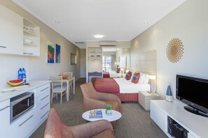 Standard Studio | Living area | 32-inch flat-screen TV with digital channels, TV - Nesuto Geraldton (Beresford)