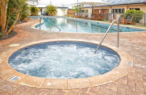 Baignoire à remous extérieure