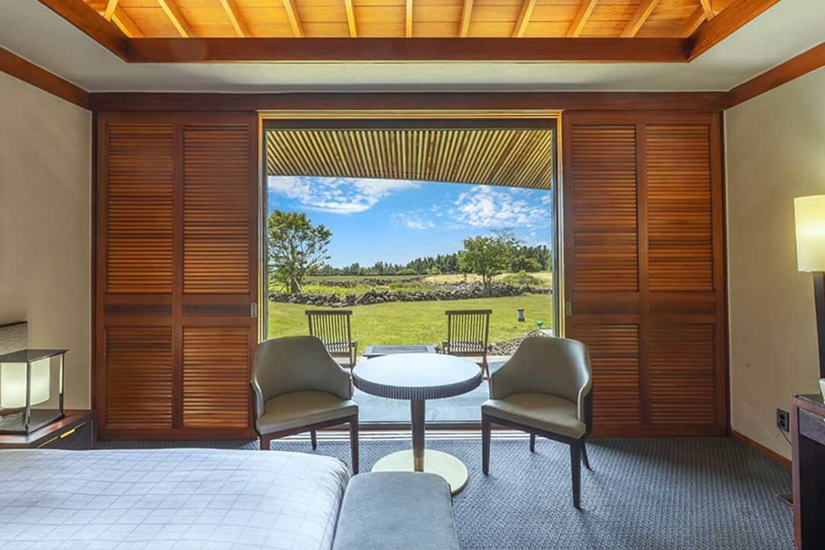 1 bedroom, premium bedding, down duvets, free minibar