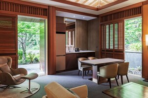 Royal Room | Premium bedding, down comforters, free minibar, in-room safe