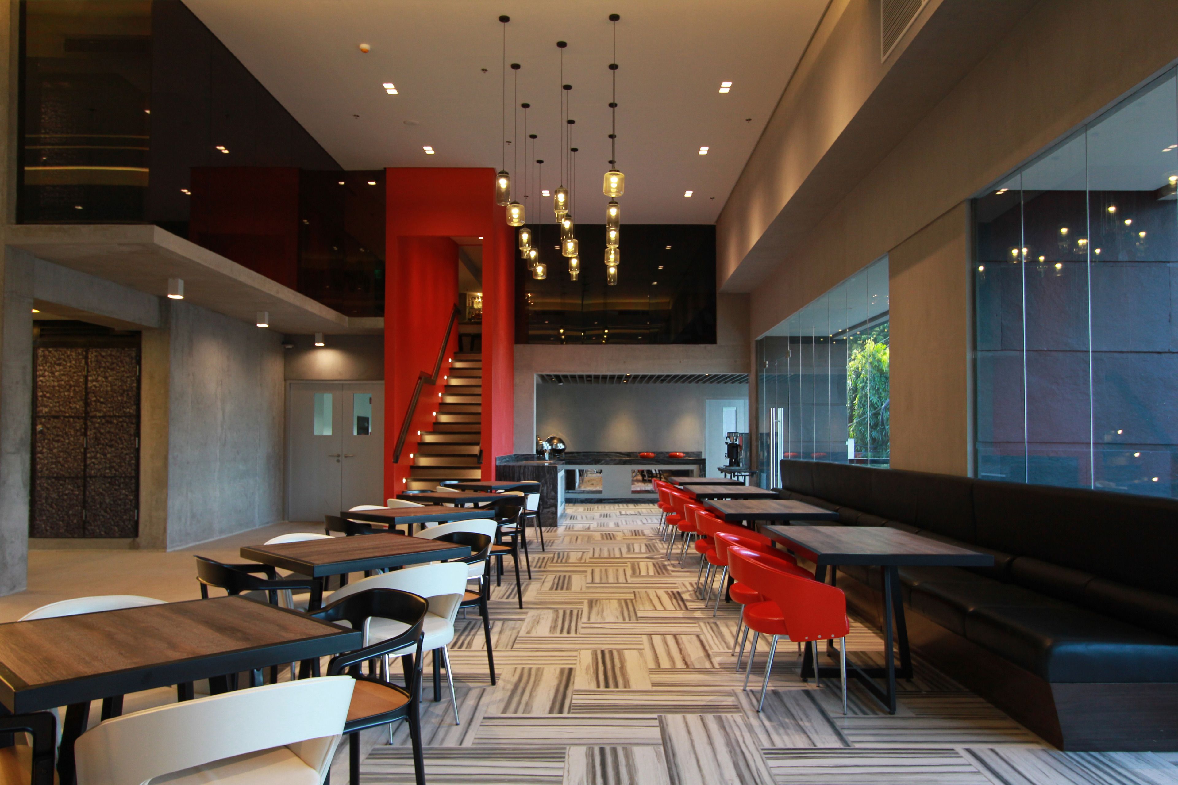 breakfast, lunch, dinner served; international cuisine