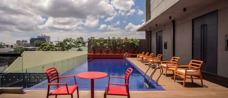 Una piscina al aire libre