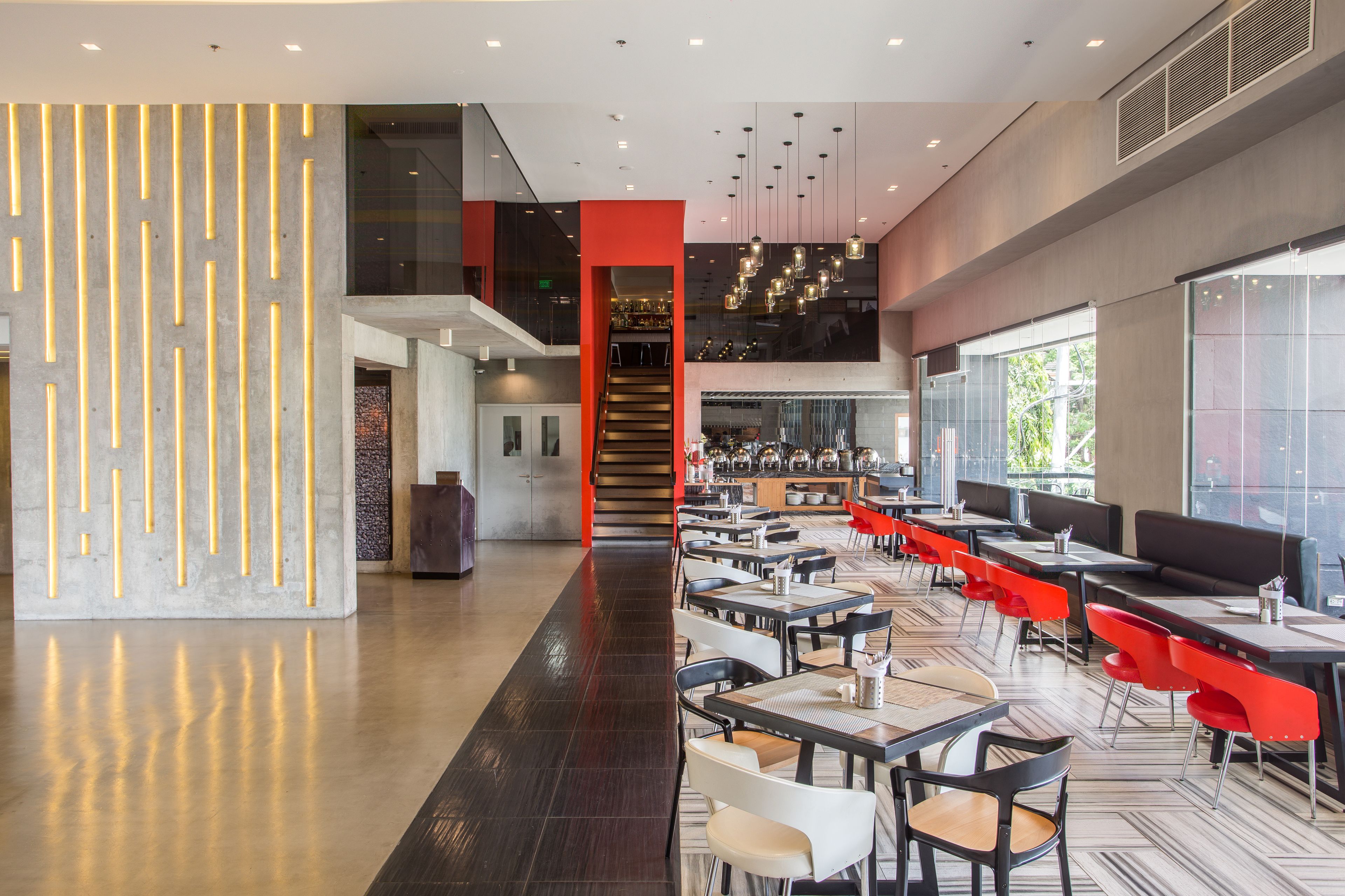 breakfast, lunch, dinner served; international cuisine