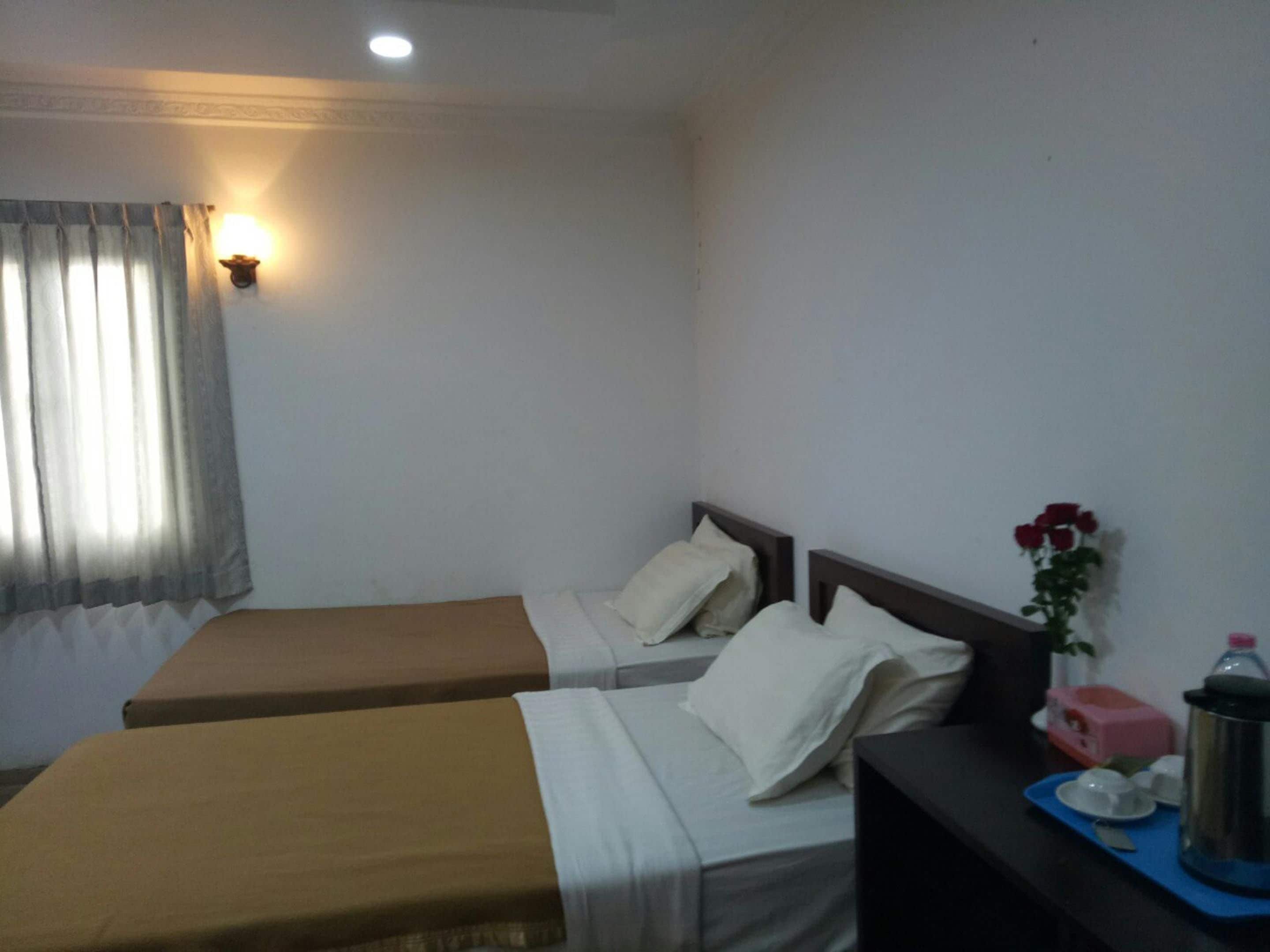 standard twin room | minibar, desk, blackout curtains, rollaway beds