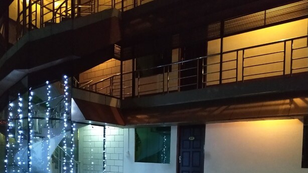 Un edificio con una escalera y una puerta.