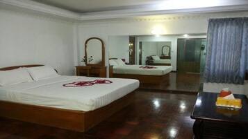 Standard Double Room | Minibar, Schreibtisch, Verdunkelungsvorhänge, Zustellbetten