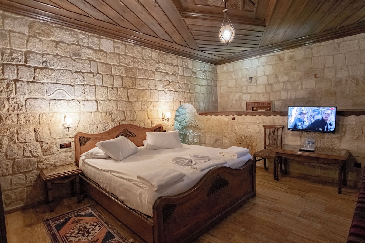 Standard Double Room | 1 bedroom, in-room safe, individually decorated, individually furnished