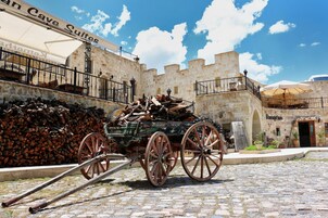 Un edificio histórico de piedra con un letrero que dice “Recepción” y un carruaje estacionado al frente.