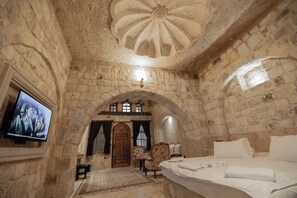 In-room safe, individually decorated, individually furnished, desk - Kemerhan Hotel & Cave Suites (Ürgüp)