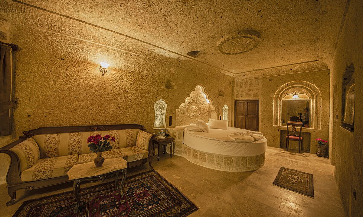 premium suite (cave) | 1 bedroom, in-room safe, individually decorated, individually furnished