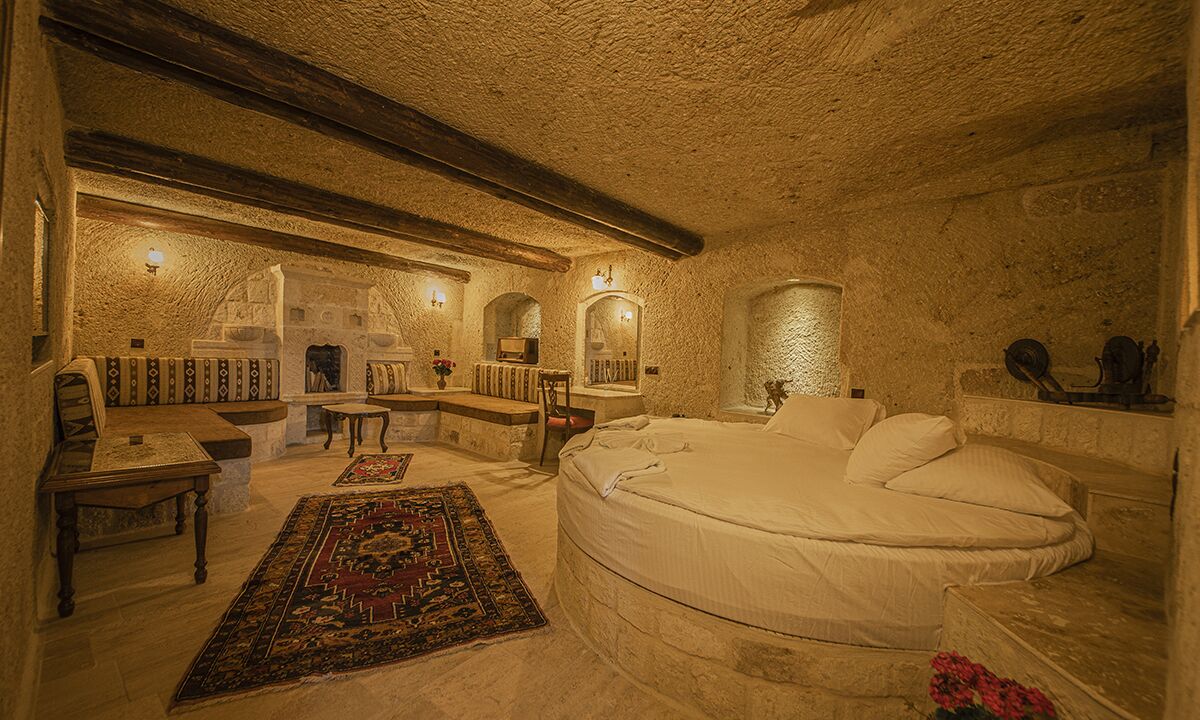 deluxe suite (cave) | 1 bedroom, in-room safe, individually decorated, individually furnished