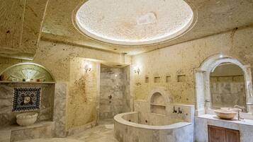 Habitación triple Premium | Baño | Bañera y ducha independientes y bañera de hidromasaje