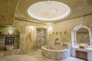 尊榮三人房 | 浴室 | 獨立浴缸和淋浴設備、按摩浴缸、免費盥洗用品、吹風機