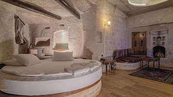 房內夾萬、獨特設計、獨特裝修、書桌